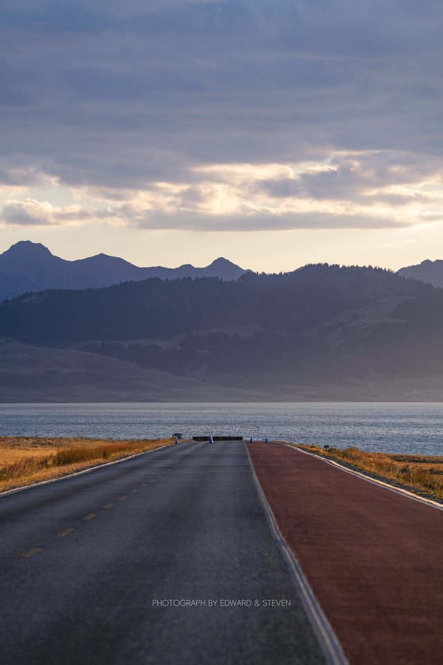 黄昏时分赛里木湖的环湖公路